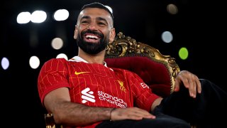 Mohamed Salah, del Liverpool, firma una nueva extensión de contrato en Anfield el 11 de abril de 2025 en Liverpool, Inglaterra.