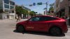 Robotaxis de Musk bajo escrutinio tras video de uno en sentido contrario